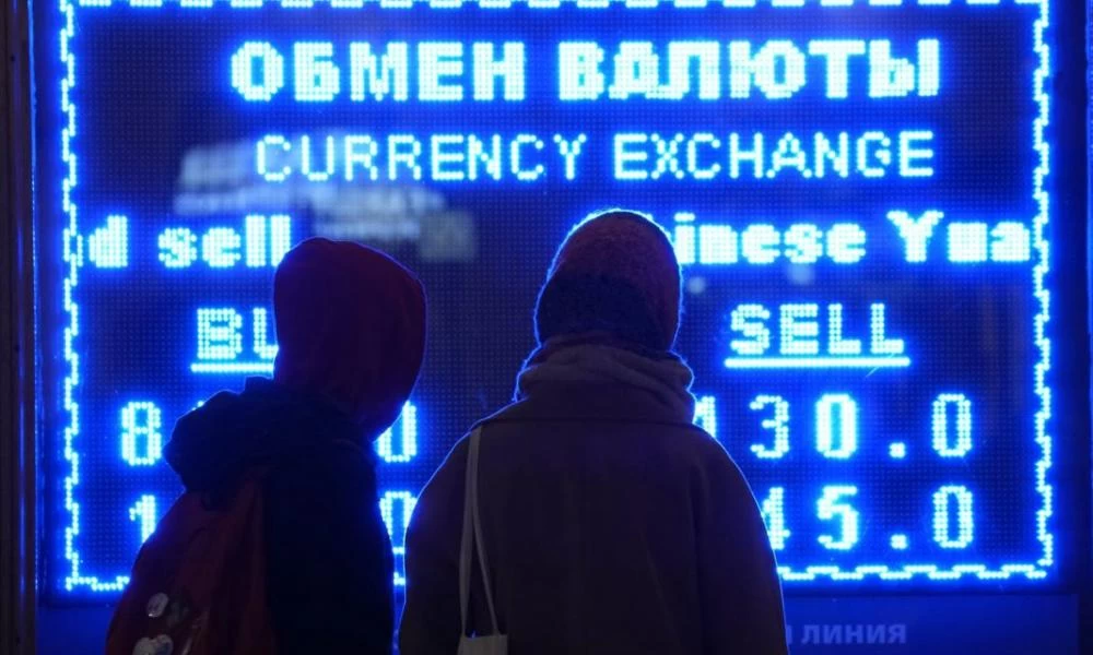 Νέα πτώση ρεκόρ για το ρούβλι μετά την υποβάθμιση του ρωσικού χρέους στα «σκουπίδια»
